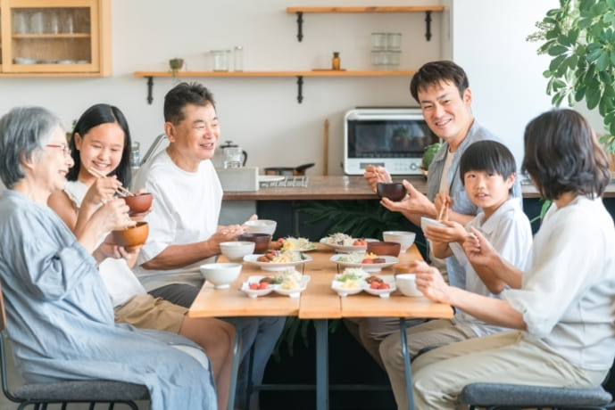 3世代で囲む食事の団欒風景